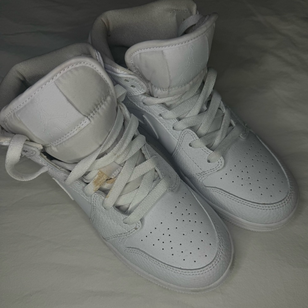 NWOT - AIR JORDAN 1 Mid Triple White Tumbled Leather Nike Size 4.5Y Sneaker Shoe - Picture 7 of 8